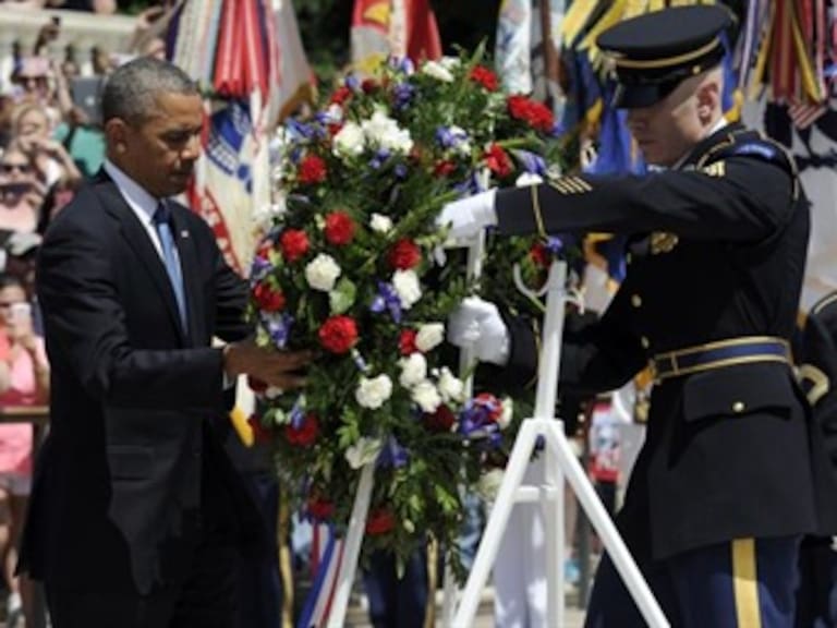 Rinde Obama tributo a soldados hispanos en el Día de los Caídos