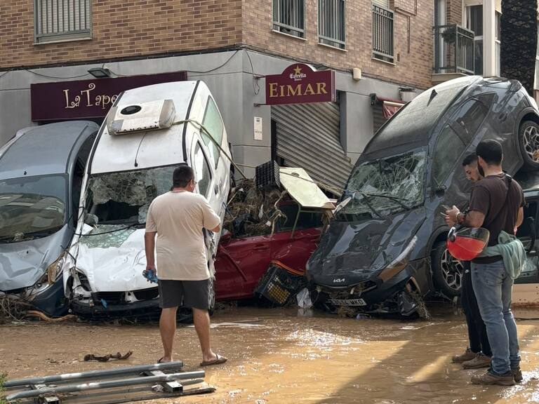Suman 210 personas fallecidas, víctimas de la DANA, en Valencia, España en donde cientos de voluntarios han llegado para ayudar a los damnificados