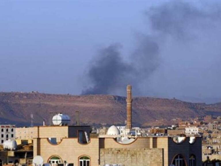 Ataque aéreo deja 30 muertos en Yemen