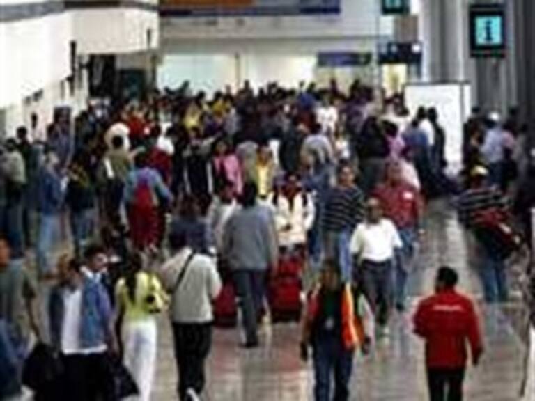 Confluyen 100 mil pasajeros en el aeropuerto del DF