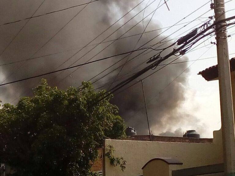Aparatoso incendio en una casa en Zapopan