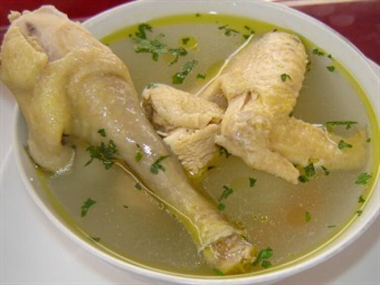 Disfruta de un buen caldo de gallina