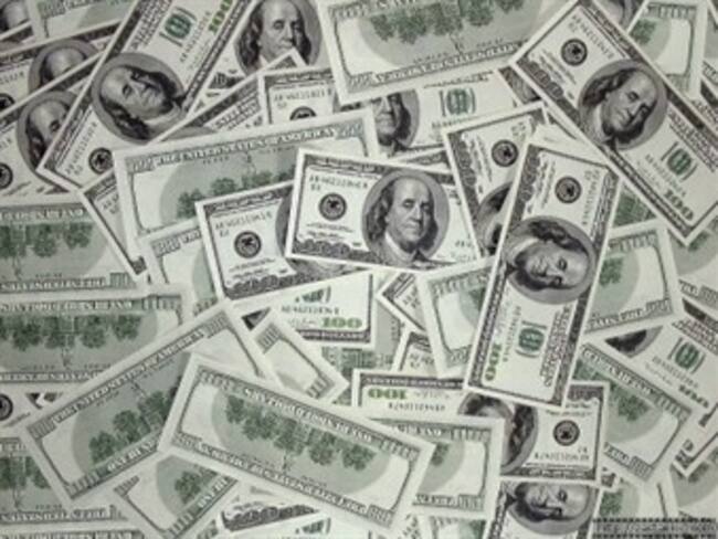 Lanzan bolsa con 200 mil dólares en carretera colombiana