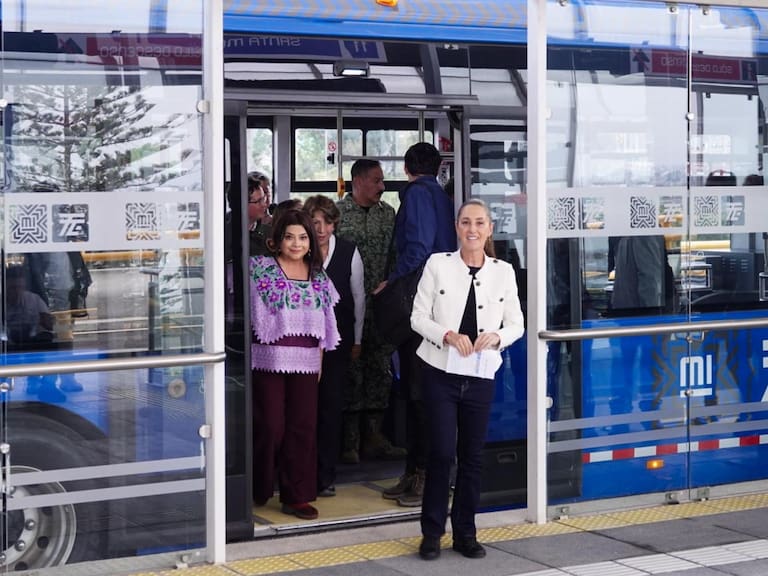Claudia Sheinbaum, presidenta de México; Delfina Gómez, gobernadora del Estado de México, y Clara Brugada, jefa de Gobierno, durante su salida de una unidad de Trolebús Elevado durante la puesta en marcha de las pruebas preoperativas de la Línea 11Chalco-Santa Martha.FOTO: GRACIELA LÓPEZ/CUARTOSCURO.COM