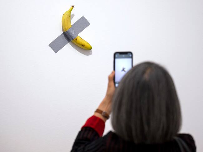 Un visitante se comió la obra de arte ‘The Comedian’ de un museo; la obra está valuada en millones de dólares