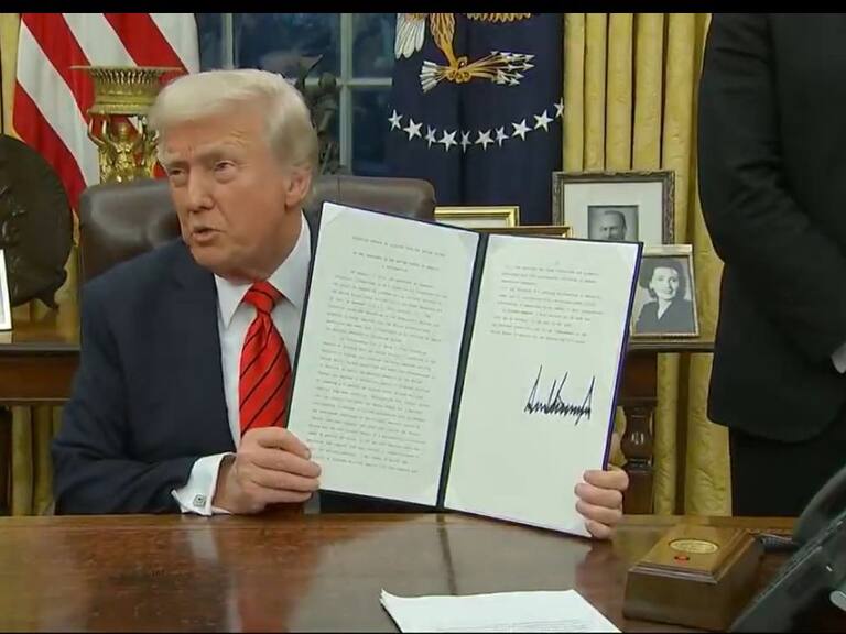 Trump firma decretos que imponen aranceles de 25% al acero y al aluminio a todos los paises