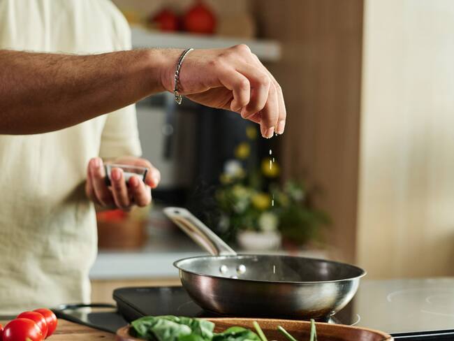 OMS: Este condimento con el que cocinamos todos los días podría ser cancerígeno