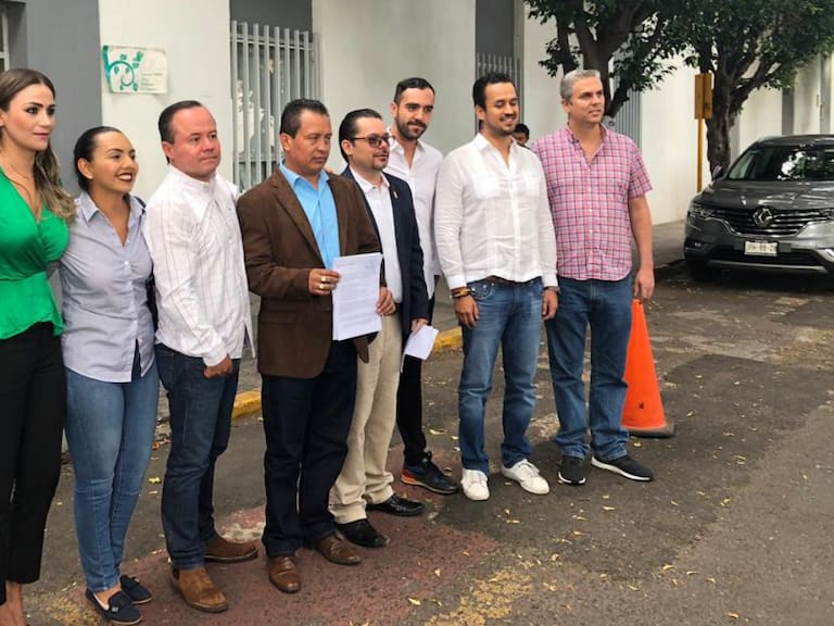Regidores de Morena exigen la salida del secretario de Salud