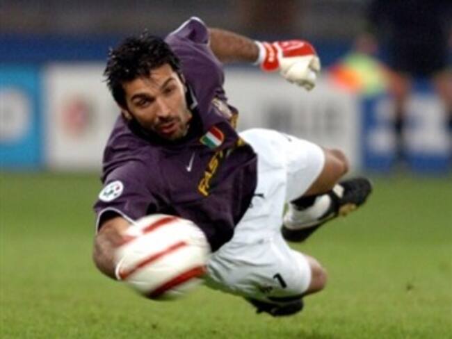 Buffon sale bien de operación en rodilla
