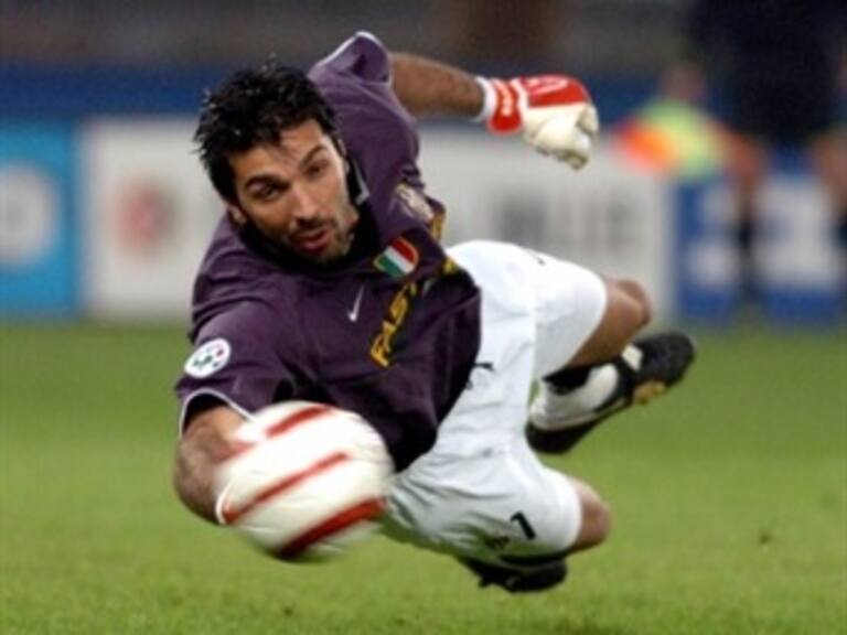 Buffon sale bien de operación en rodilla