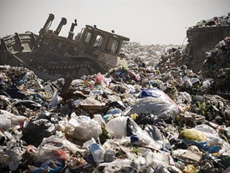 Firman gobiernos federal y del DF cierre del relleno Bordo Poniente