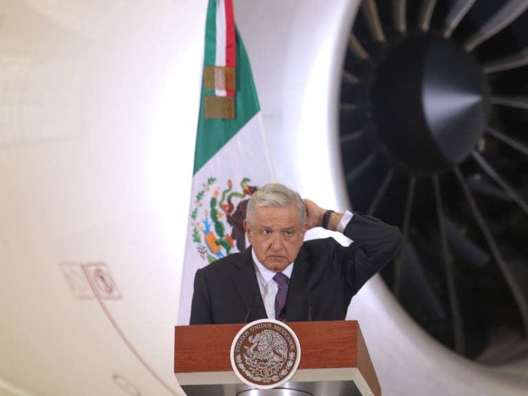López Obrador ya se subió al Avión Presidencial que puso en venta y rifa