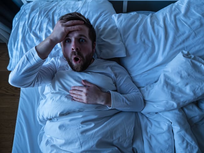 ¿Qué son los espasmos musculares al dormir y cuáles son las causas que los provocan?