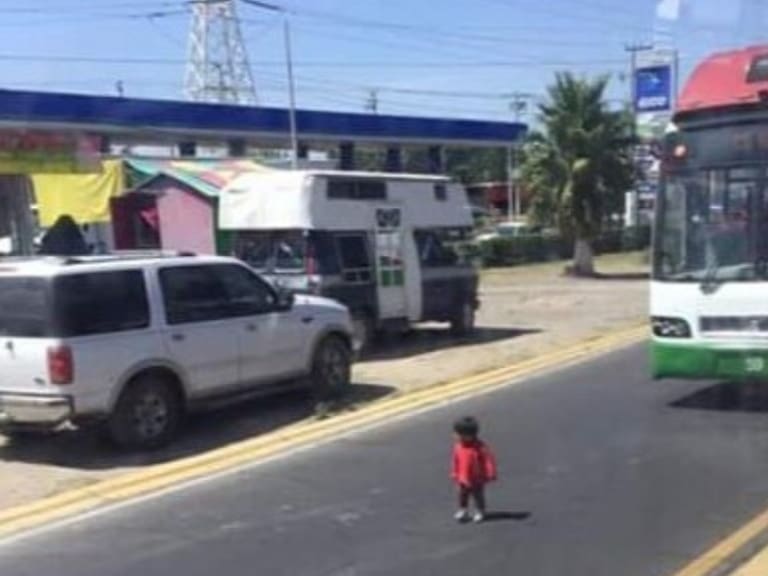 Así se salva una niña de ser atropellada por el Mexibús en Ecatepec