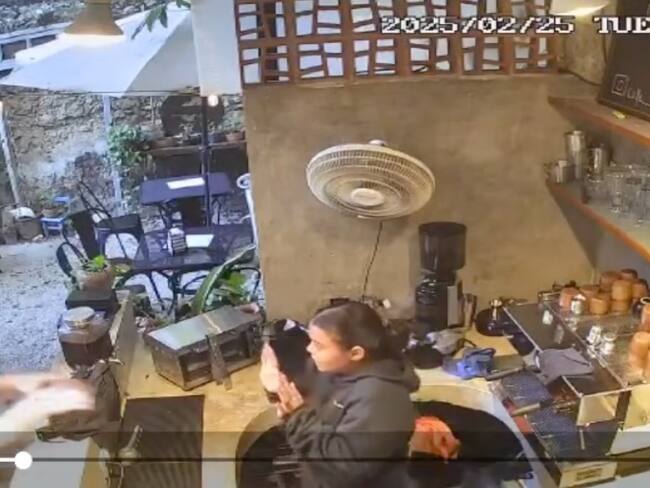 Cámaras de vigilancia, captaron la agresión que sufrió una mujer en un restaurante en Yucatán por parte de un extranjero