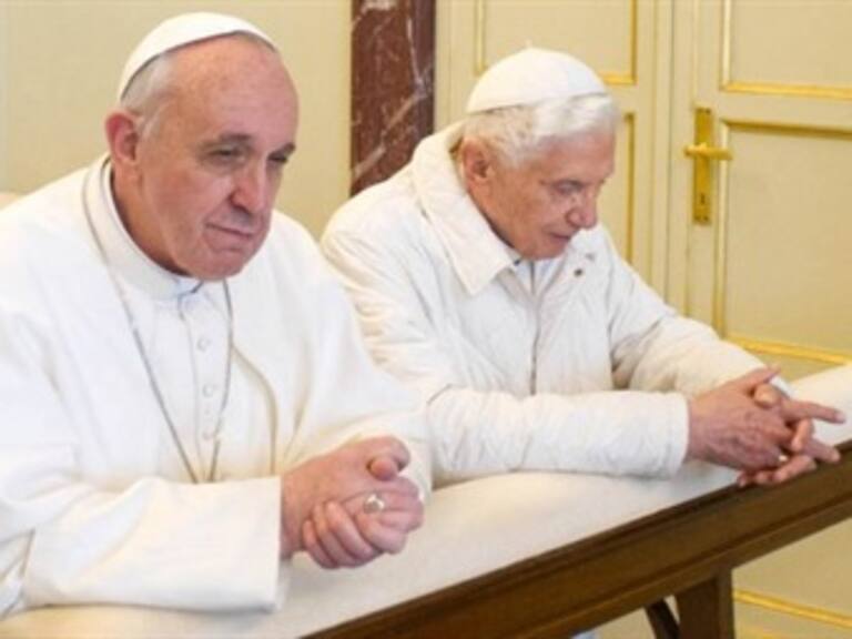 Papas intercambian regalos en el Vaticano