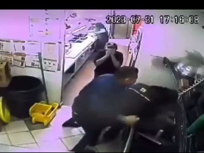 Hombre golpea a joven en restaurante de San Luis Potosí | VIDEO