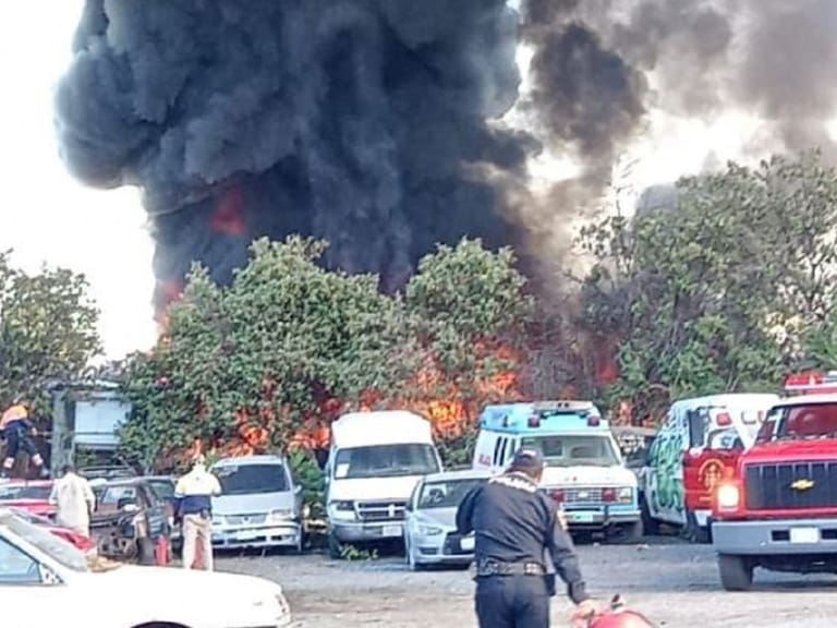 Fuerte incendio en bodega de calzado en Tepito