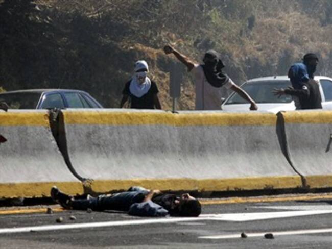 Proponen mesa de diálogo para caso Ayotzinapa