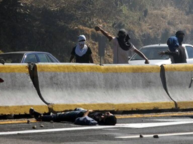 Proponen mesa de diálogo para caso Ayotzinapa