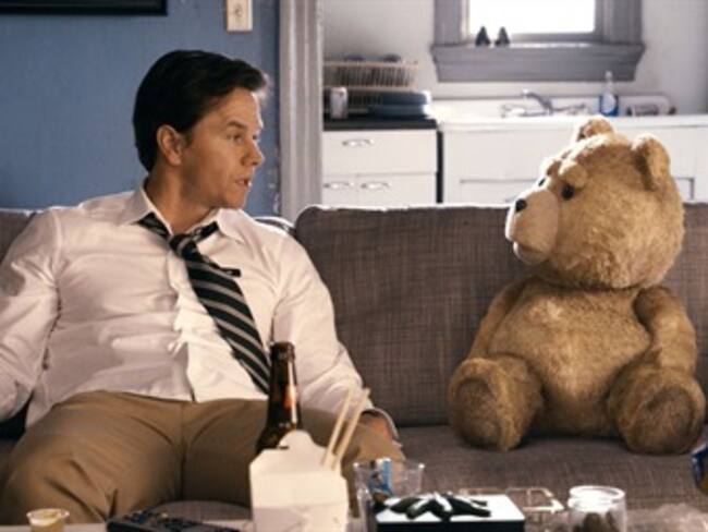 Presentarán Mark Wahlberg y su osito 'Ted' un premio Oscar