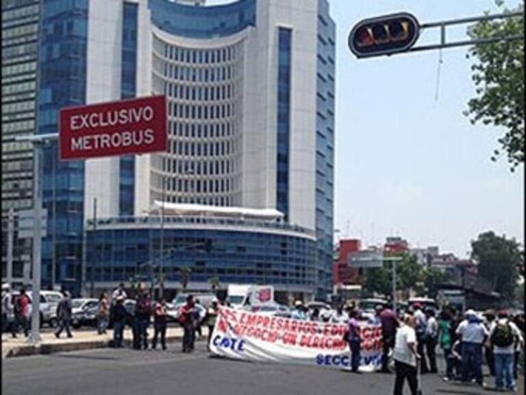 Marchan maestros al Senado, causan caos vial en el DF