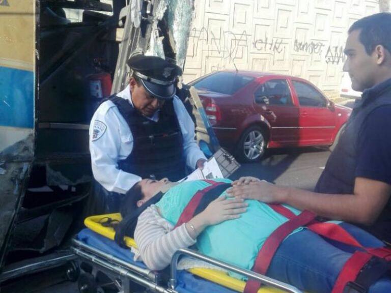 Se registra accidente en Lázaro Cárdenas, una mujer embarazada resultó lesionada