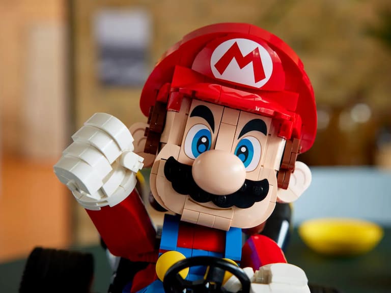 El nuevo set de LEGO está compuesto por 1,972 piezas y cuenta con una figura de Mario articulada al volante de su emblemático kart.