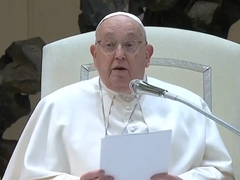 El papa Francisco fue ingresado nuevamente al hospital a causa de una bronquitis persistente que le ha impedido en dos ocasiones continuar con su homilía.