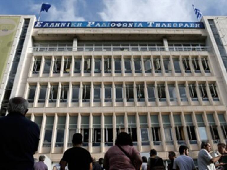 Policía en Grecia expulsa a ex empleados de televisora