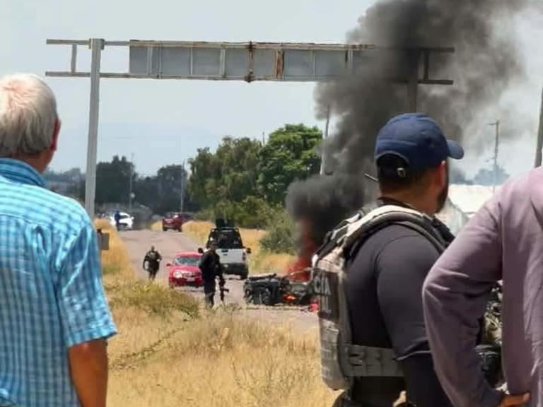 Ataque con explosivos deja heridos a policía y maestra en límites de Zacatecas