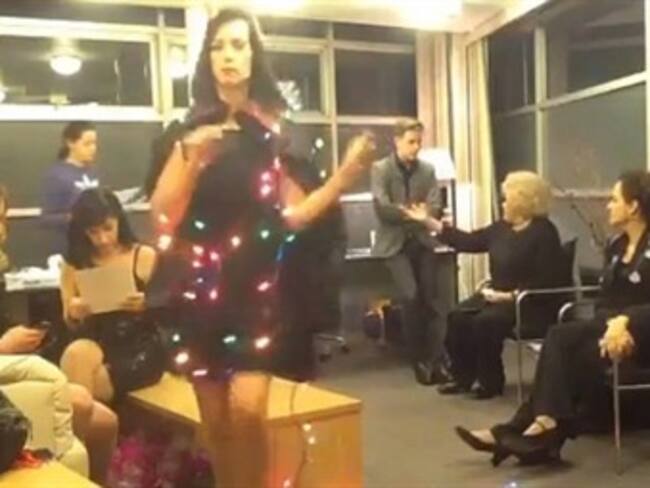 Baila Silvia Pinal 'Harlem shake' en honor al teatro