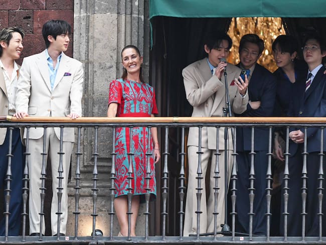 Sheinbaum recibe a BTS… “México mucho picante… i love you army”, coreó la banda de K-pop desde balcón de Palacio Nacional