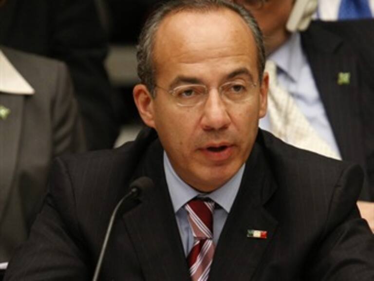 Pide Calderón no 'ceder' en la meta de tener policías confiables