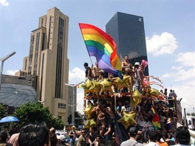 Integrantes de la comunidad LGBT marchan en la Ciudad de México