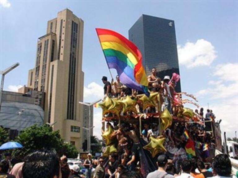 Integrantes de la comunidad LGBT marchan en la Ciudad de México