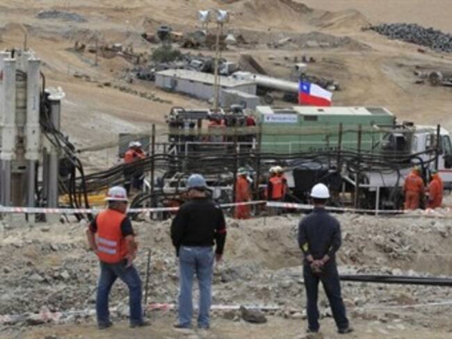 Llegan a mina chilena camiones con tercera sonda de rescate