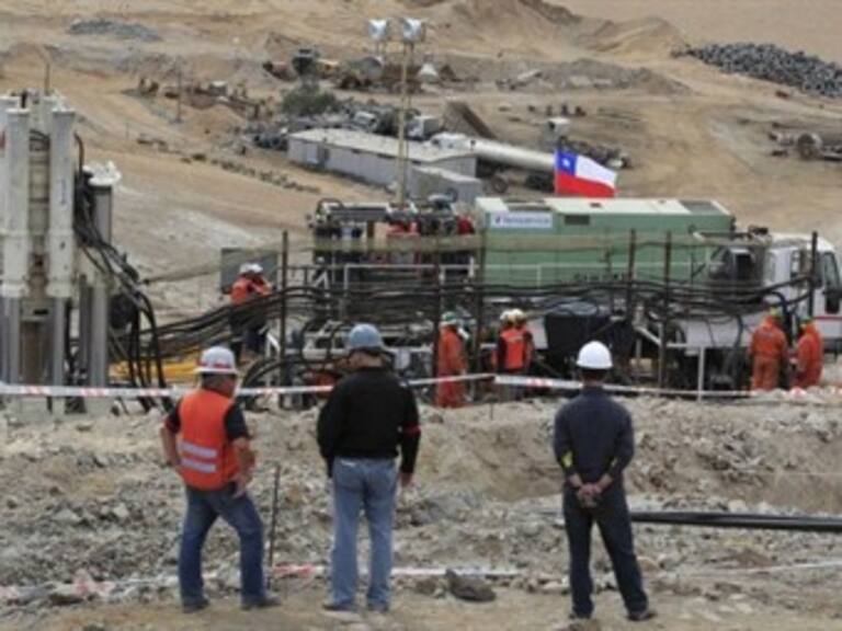 Llegan a mina chilena camiones con tercera sonda de rescate