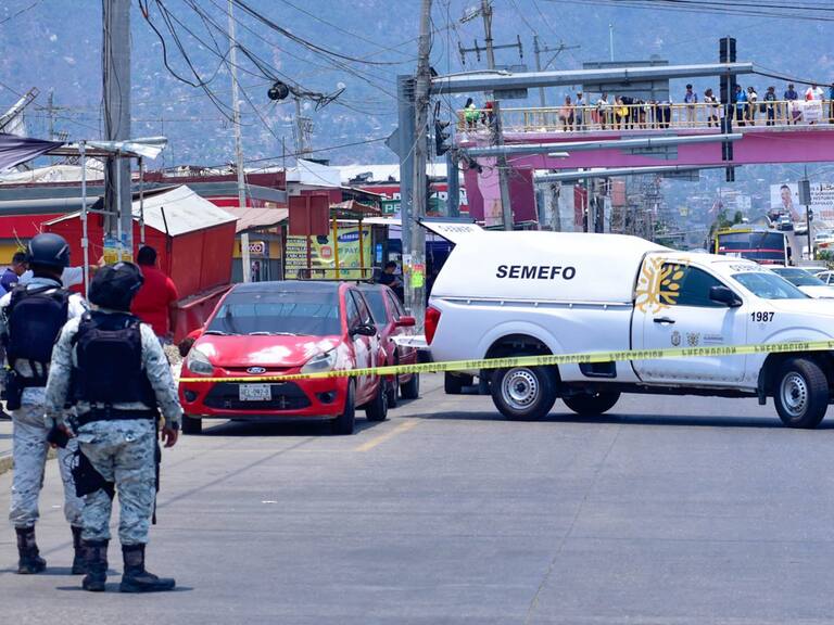 Un taxista fue asesinado a balazos en el bulevar Vicente Guerrero, en la periferia de Acapulco. El homicidio ocurrió este media día. Los hechos de violencia continúan ocurriendo en el puerto a pesar de la gran presencia en las calles de agentes de la Guardia Nacional. FOTO: CARLOS ALBERTO CARBAJAL/CUARTOSCURO.COM