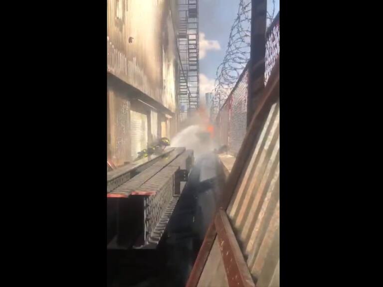 Los bomberos combaten el fuego de la subestación eléctrica