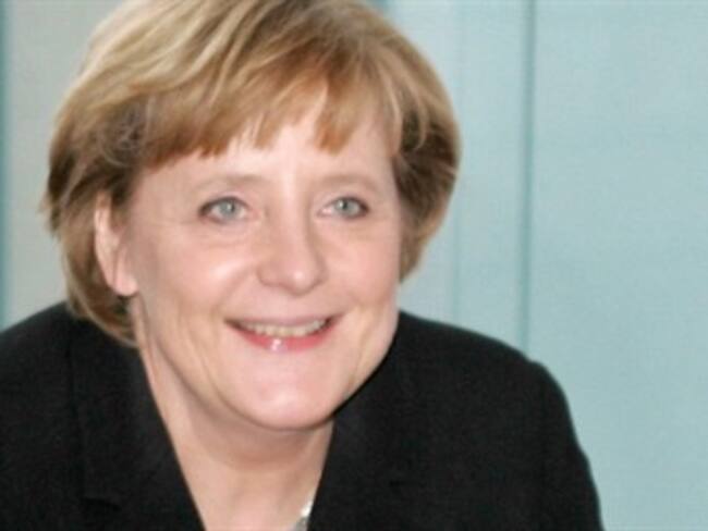 Va Merkel en Portugal en medio de nuevas críticas