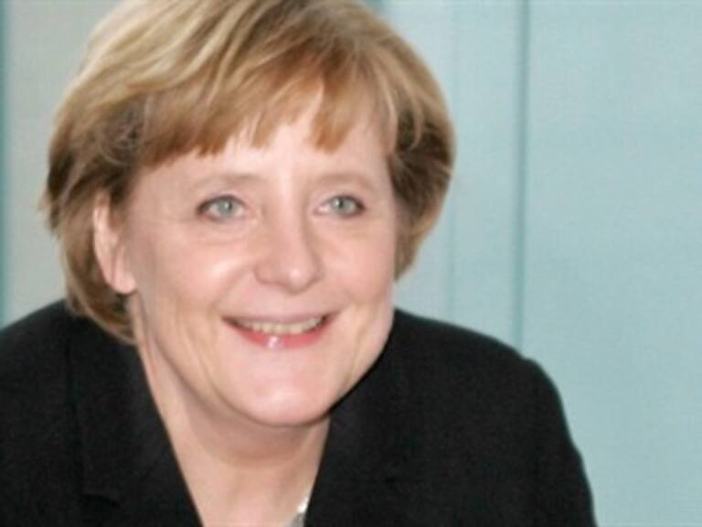 Va Merkel en Portugal en medio de nuevas críticas