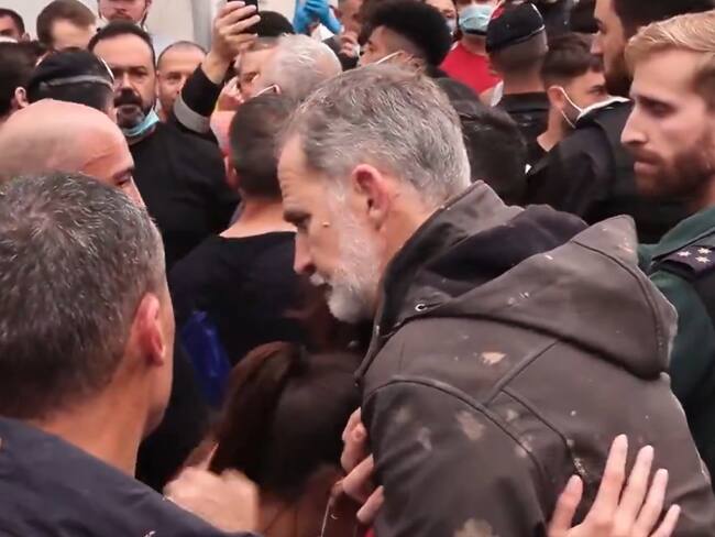 Arrojan lodo a los reyes de España: Felipe VI pide entender enfado de la gente