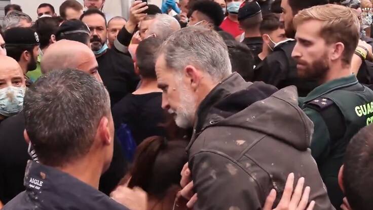 Arrojan lodo a los reyes de España: Felipe VI pide entender enfado de la gente