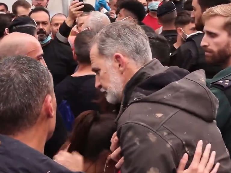 Al grito de ¡Asesinos!, así recibieron los habitantes de Paiporta a los reyes de España.