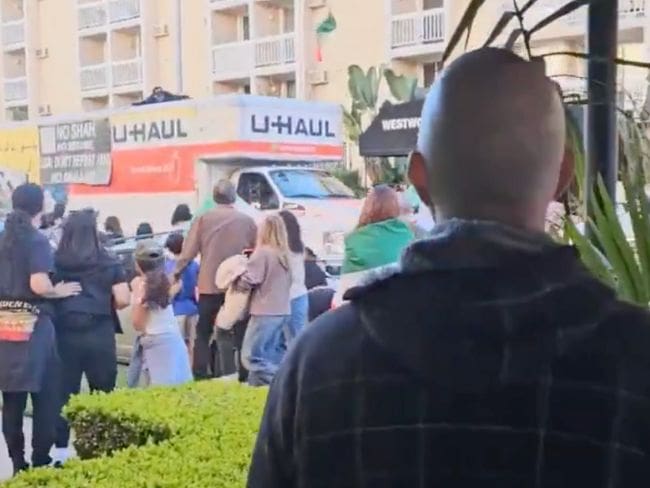 Camión de U-Haul atropella a manifestantes en Los Ángeles durante protesta contra el régimen de Irán | VIDEO