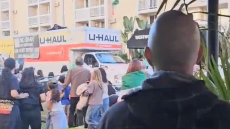 Camión de U-Haul atropella a manifestantes en Los Ángeles durante protesta contra el régimen de Irán | VIDEO