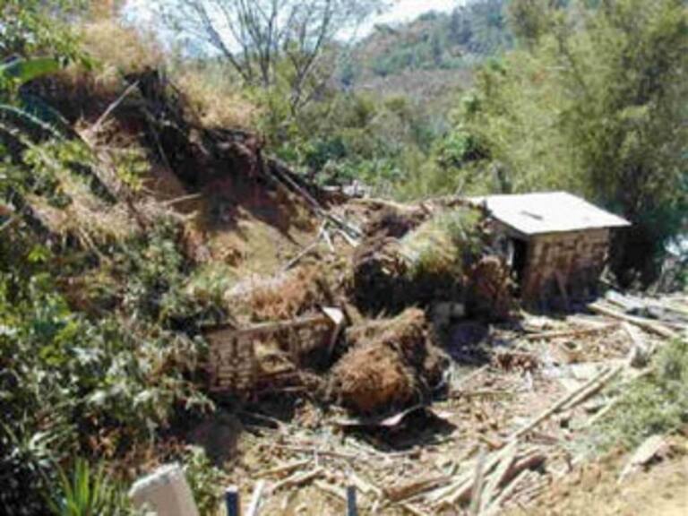 Mueren 12 personas por derrumbe de cerro en Chiapas