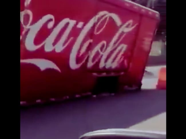 Camión de refrescos cae en socavón cerca del Estadio Azteca por obras para el Mundial 2026 | VIDEO