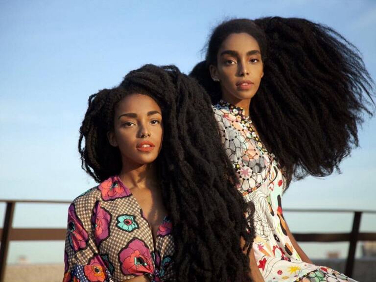 Estas hermanas son gemelas idénticas son unas chicas que hacen girar cabezas cuando van por la calle